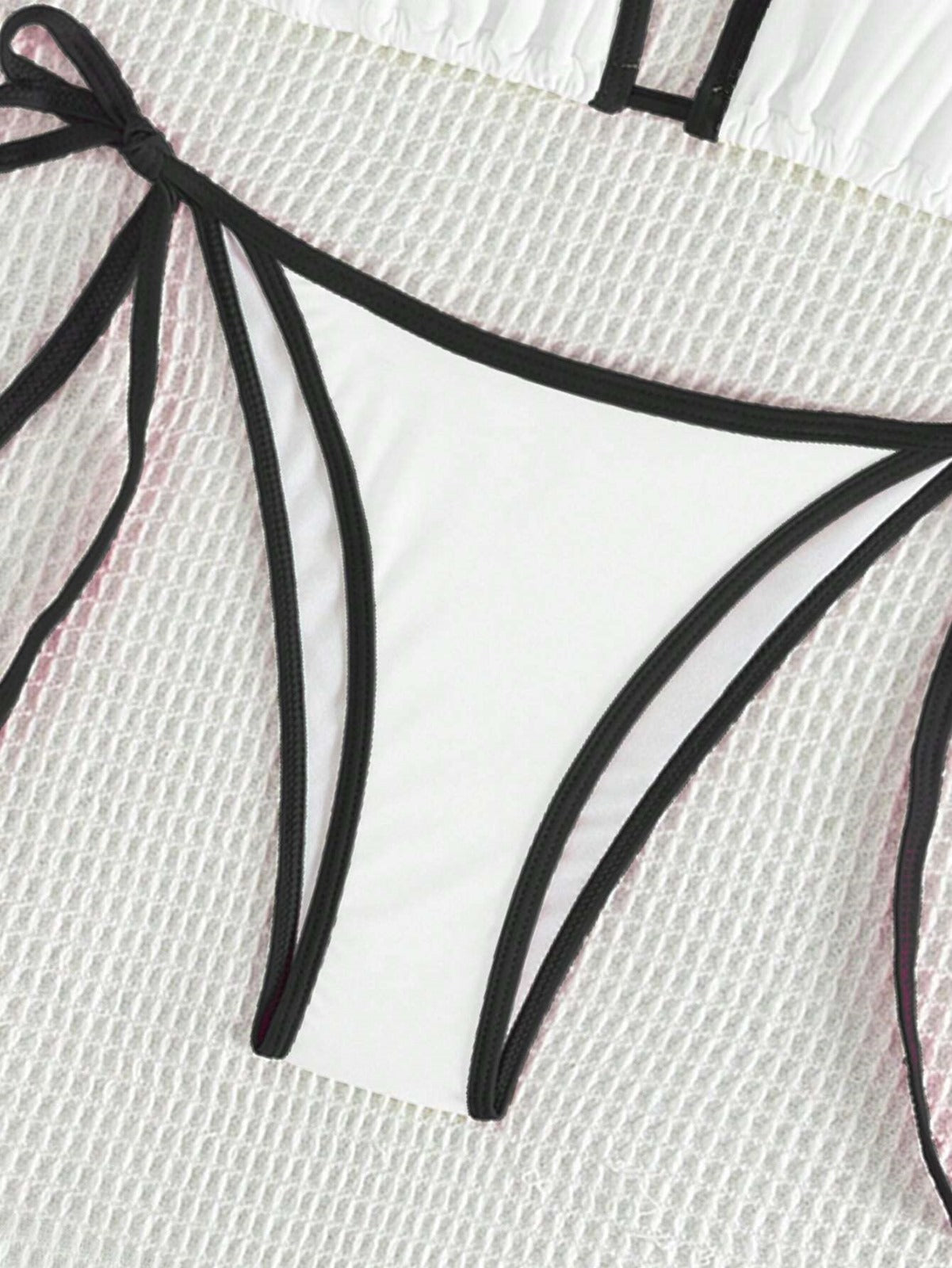 the DIFFerent Minimal Beyaz-Siyah Üçgen Bikini Takım