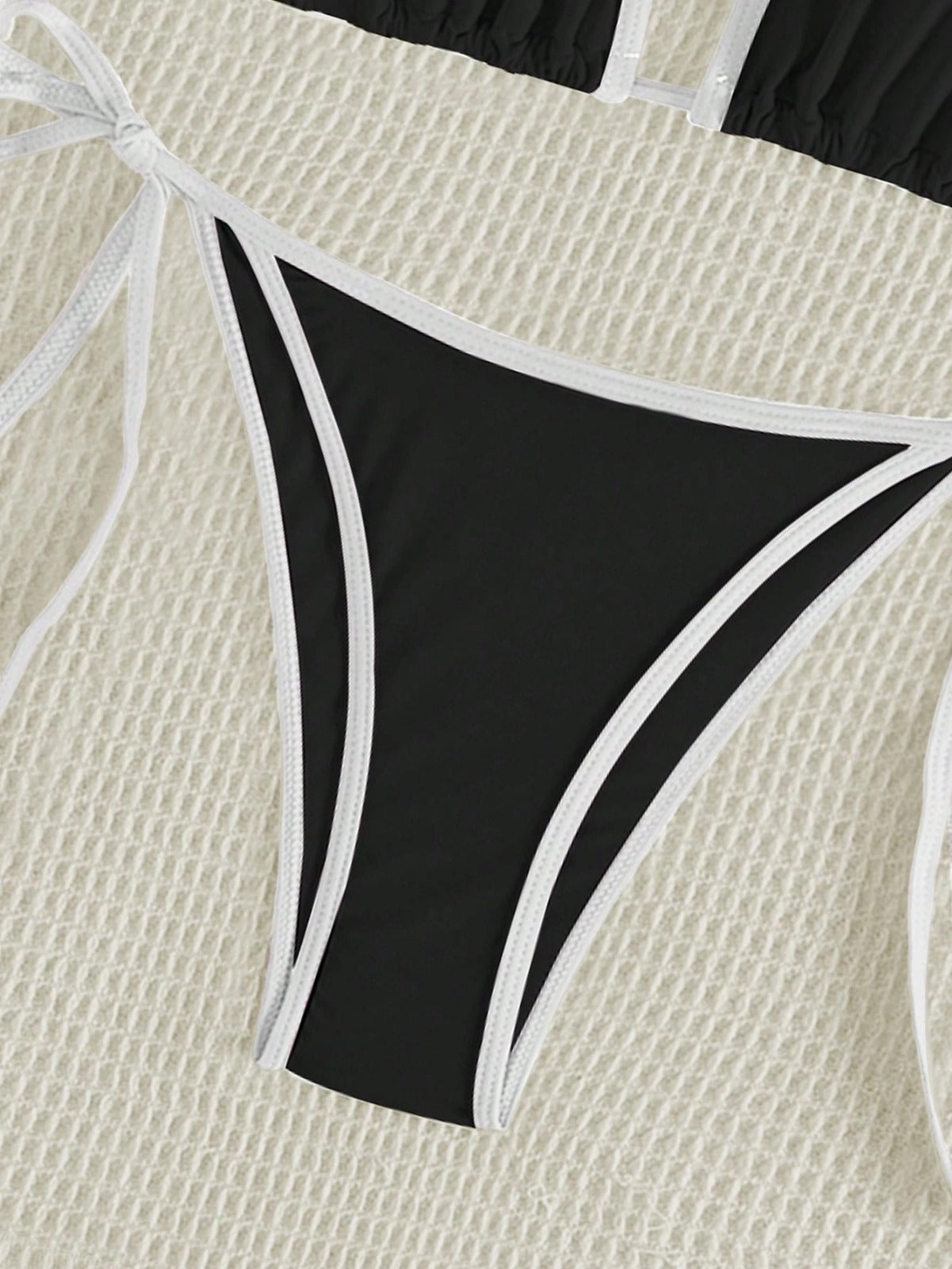 the DIFFerent Minimal Beyaz-Siyah Üçgen Bikini Takım