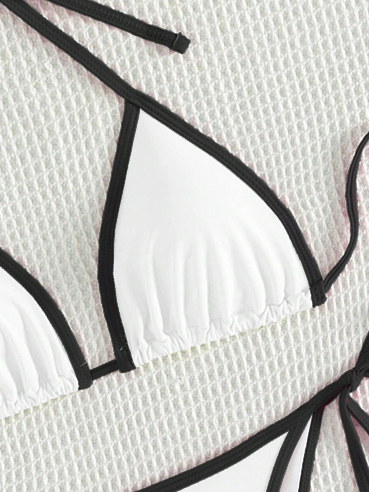 the DIFFerent Minimal Beyaz-Siyah Üçgen Bikini Takım