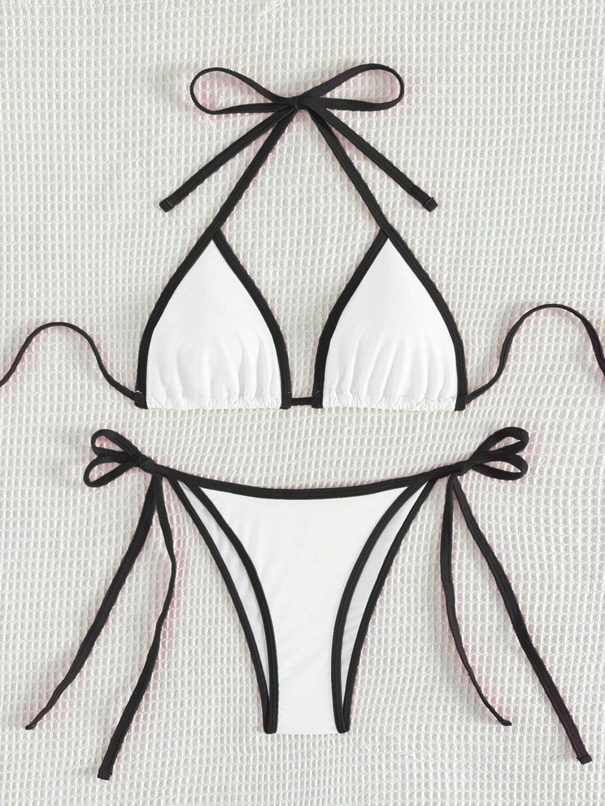 the DIFFerent Minimal Beyaz-Siyah Üçgen Bikini Takım