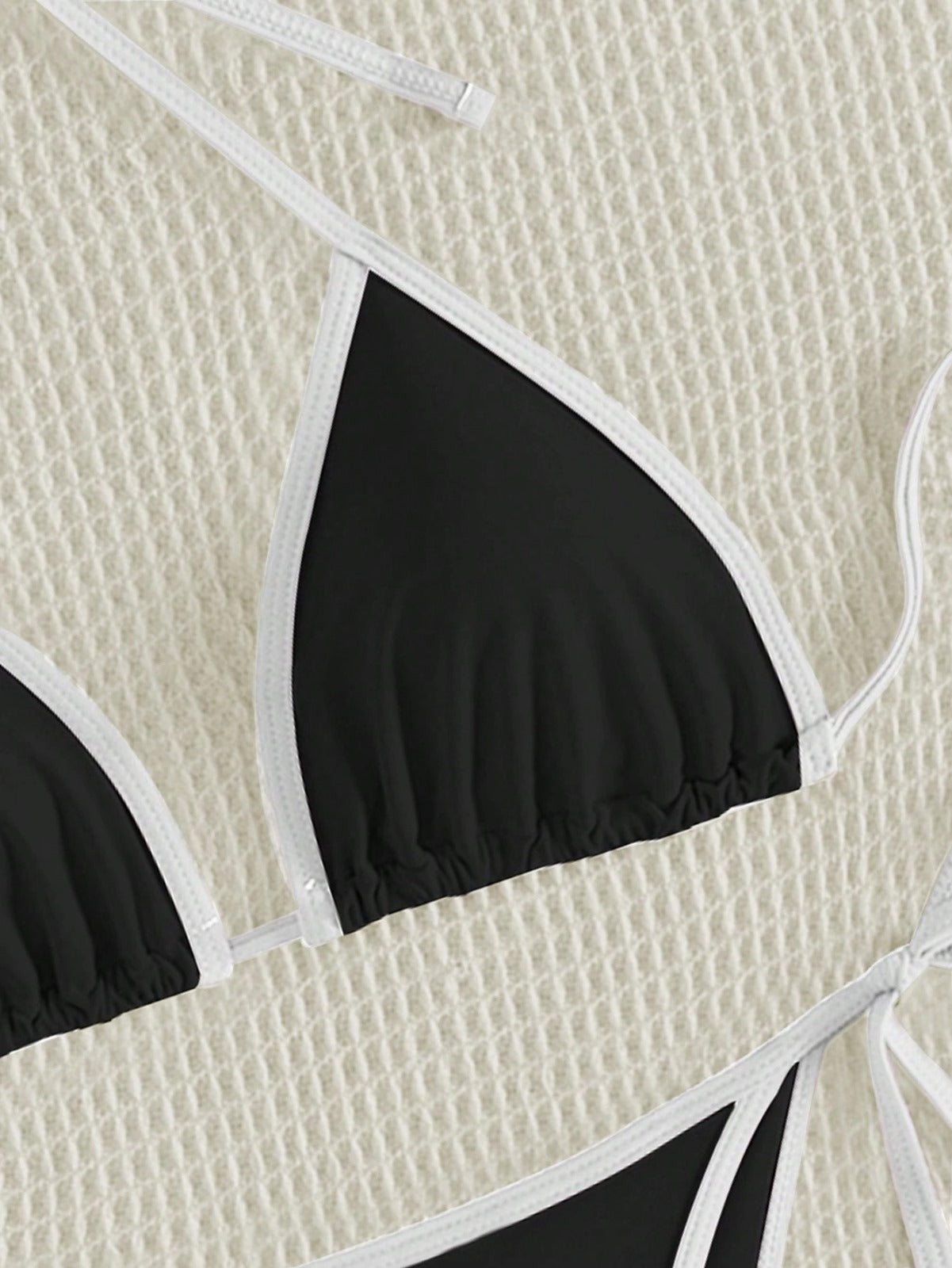 the DIFFerent Minimal Beyaz-Siyah Üçgen Bikini Takım